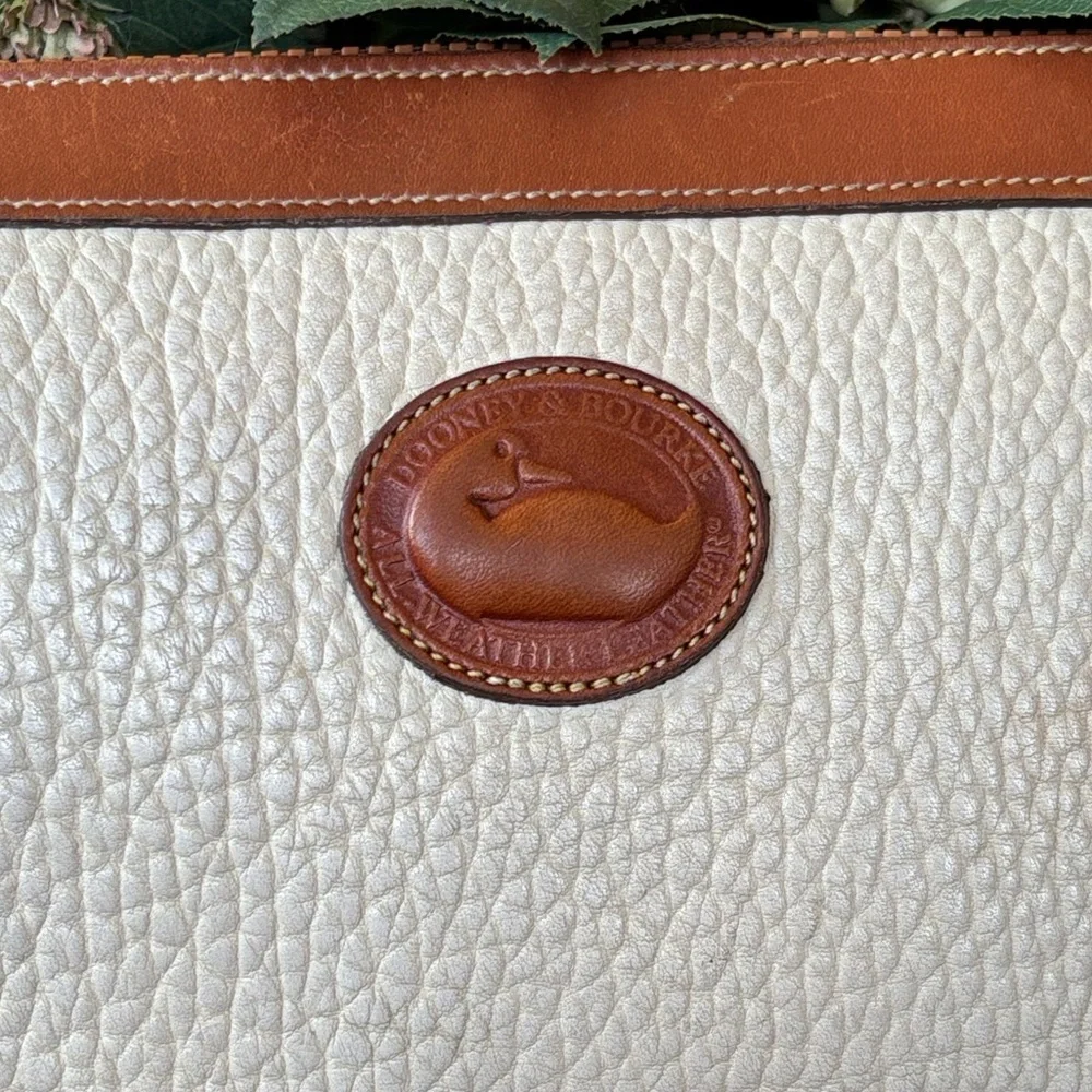Vintage Dooney & Bourke All-Weather Pebbled Leather Zippered Crossbody Purse 80s - Picture 3 of 16